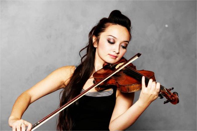 female violin player pune